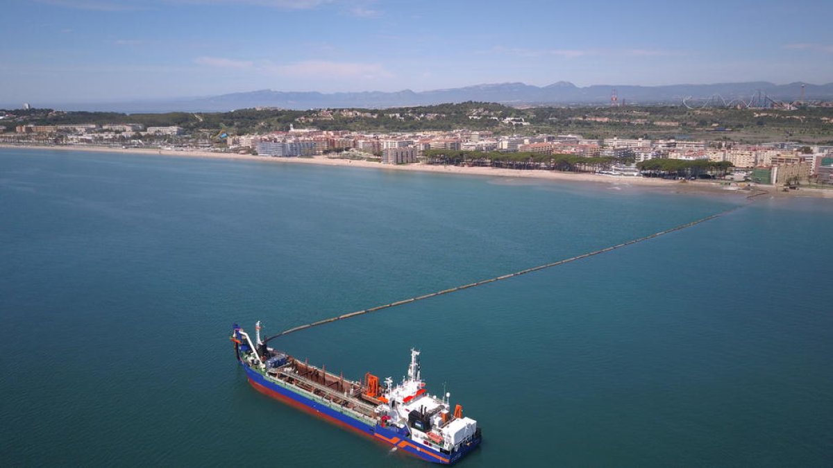 Imatge dels treballs que ja han començat a la platja de la Pineda.