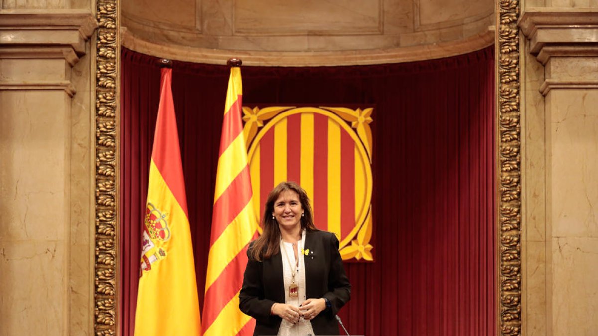 La presidenta del Parlament, Laura Borràs, al hemiciclo de la cámara, después de su proclamación.