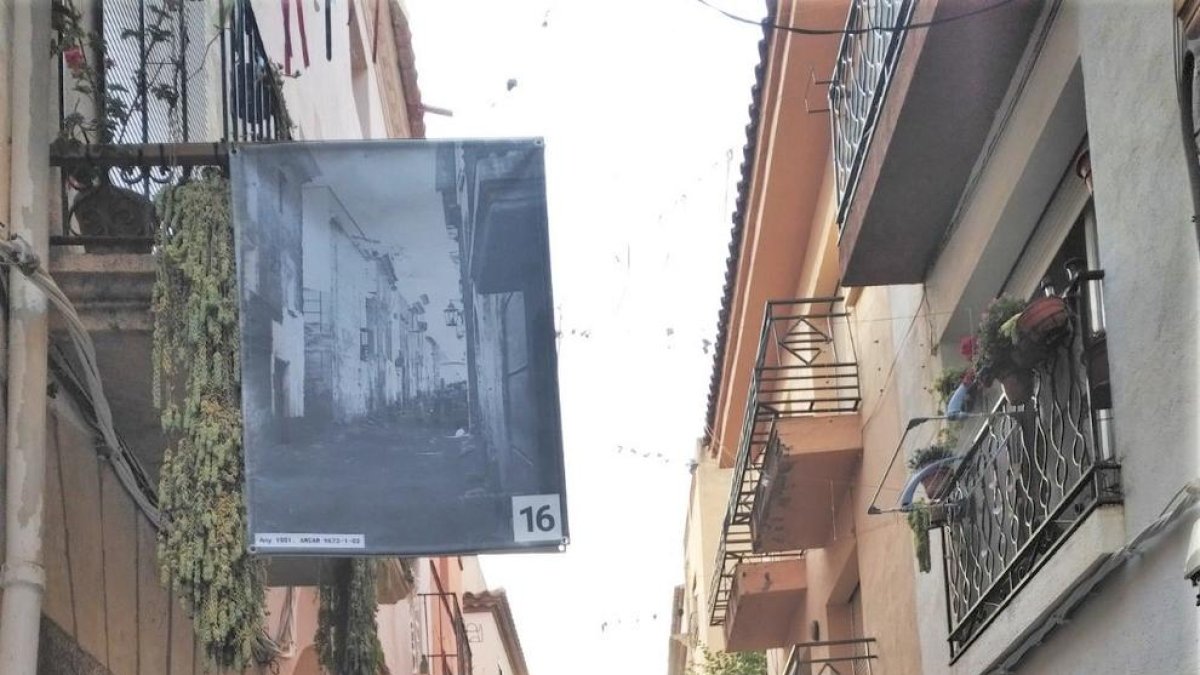 Banderola|Veleta 'Corpus' en el Barrio Antiguo de Cambrils.