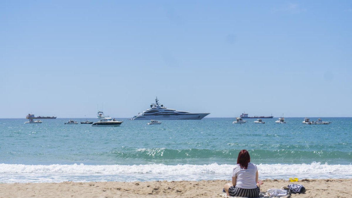 Una quarantena d'embarcacions es va manifestar ahir a Tarragona, davant la platja del Miracle.