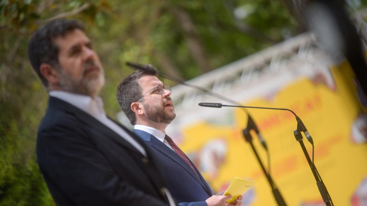 El secretari general de JxCat, Jordi Sànchez, amb el vicepresident de la Generalitat amb funcions de president, Pere Aragonès,