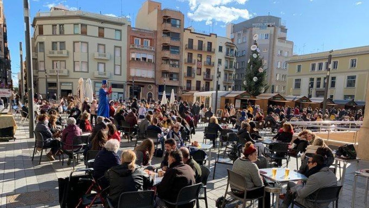 La plaça Corsini dissabte, amb taules sense la distància obligada i amb més de quatre persones.