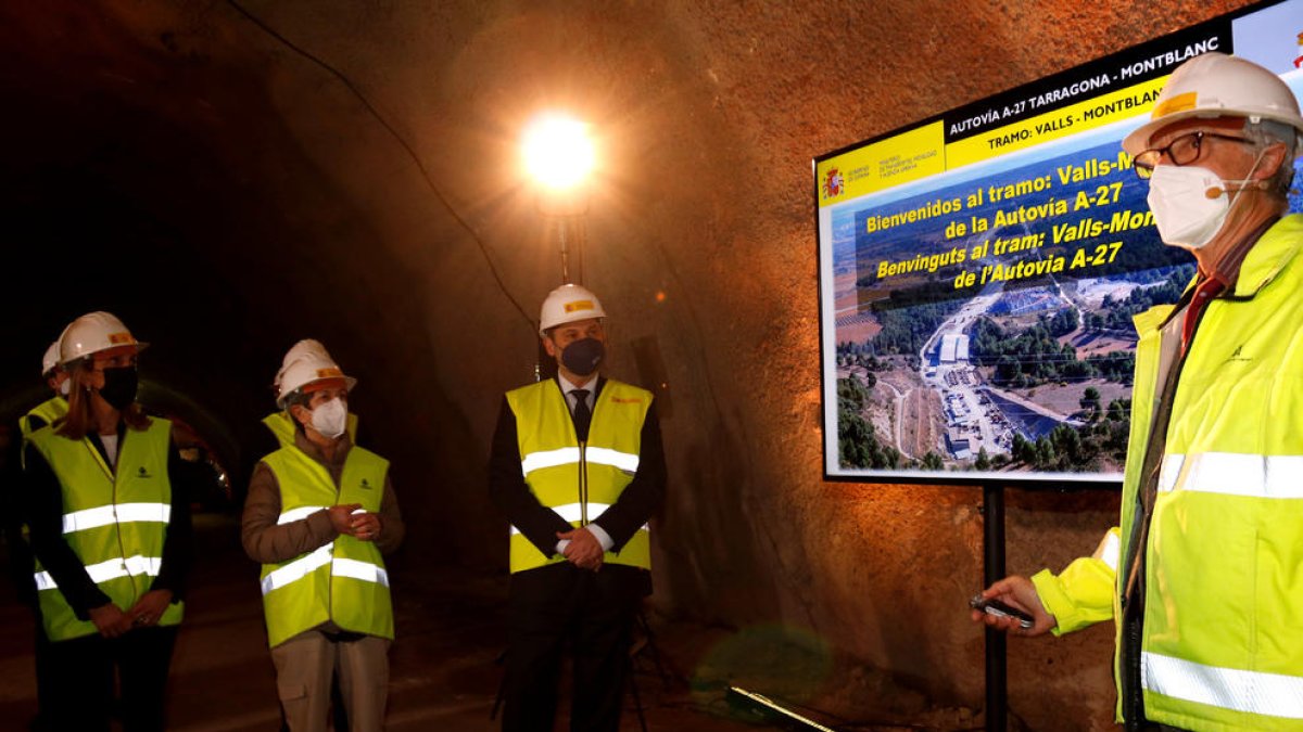 El ministro de Transportes, Movilidad y Agenda Urbana, José Luis Ábalos, y la subdelegada del gobierno español, Teresa Conillera, durante la visita de obras al túnel.