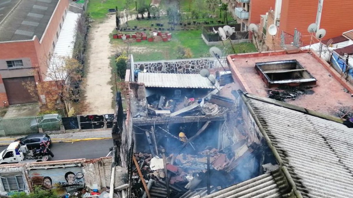 Imagen del techo de la nave incendiada.