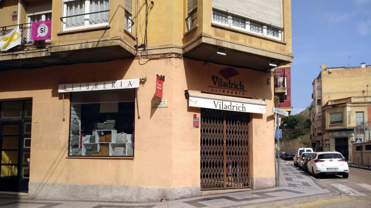 Pla general de la façana de la llibreria La 2 de Viladrich de Tortosa.