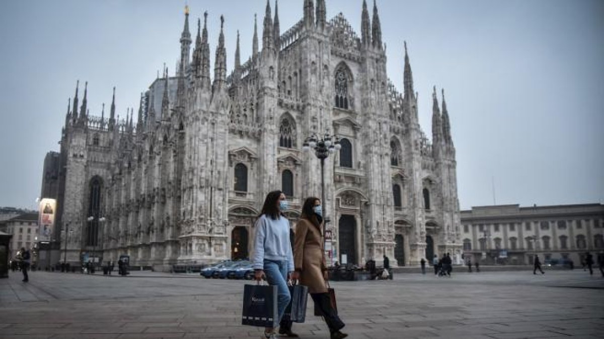 Dos personas pasean por el centro de Milán en llena segunda ola de coronavirus en Italia.