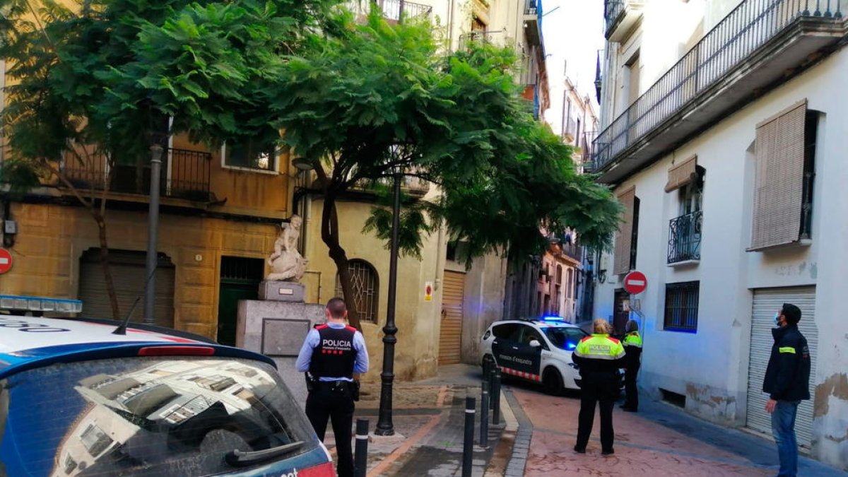 Imagen del dispositivo por|para la detención del sospechoso en la zona d ela plaza del Caracol|Tornillo de Valls.