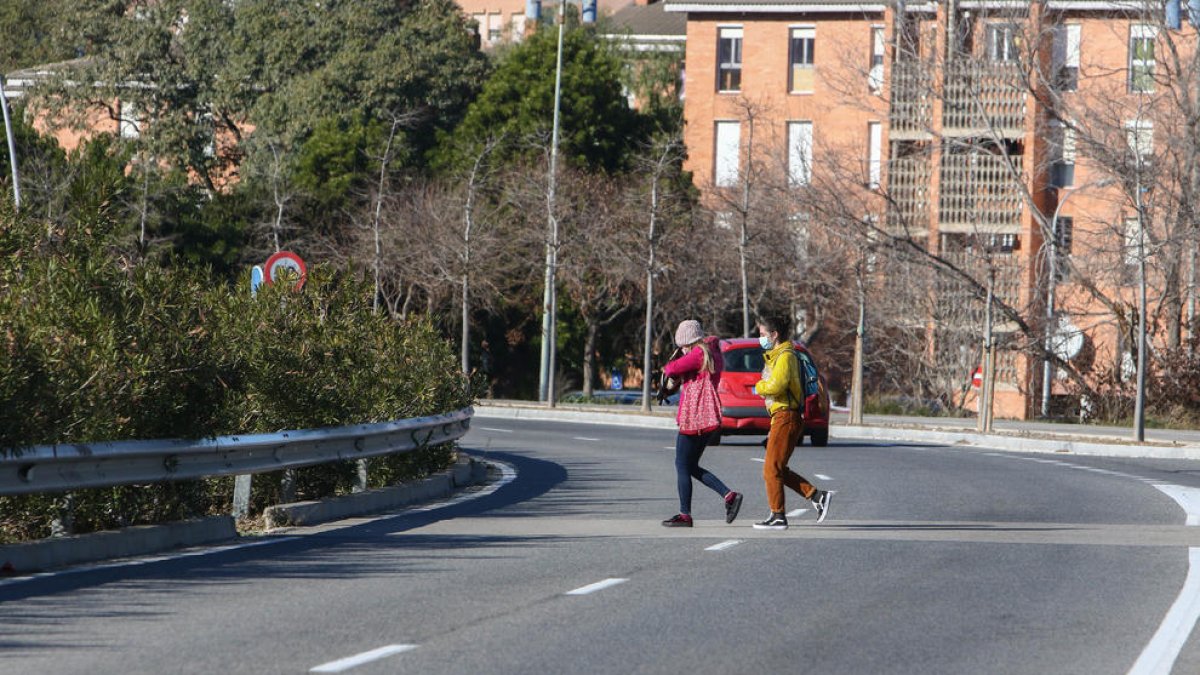 Usuaris de l'Hospital salten la mitgera, l'INS d'Horticultura no té vorera i el carril bici està trossejat.