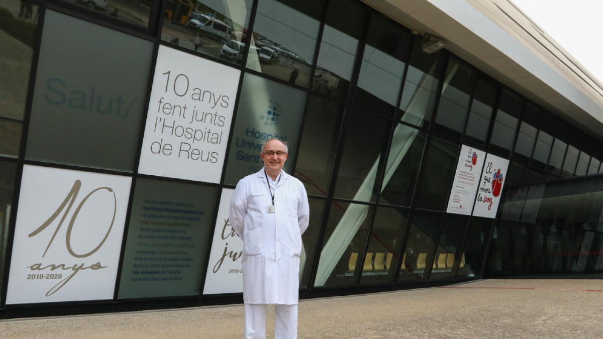 Jordi Sánchez, este lunes, en la entrada del Hospital de Reus.
