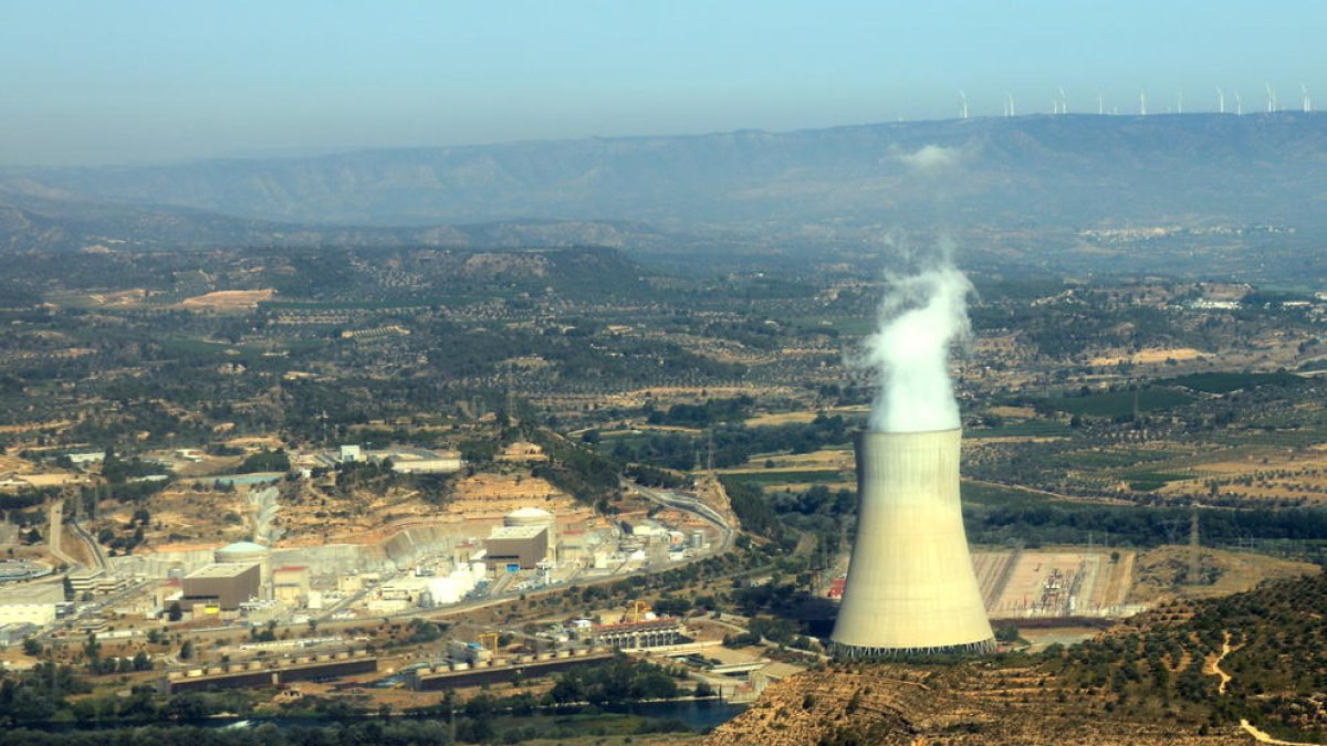 Imatge d'arxiu de la central nuclear d'Ascó amb la xemeneia a la dreta i els reactors a l'esquerra.