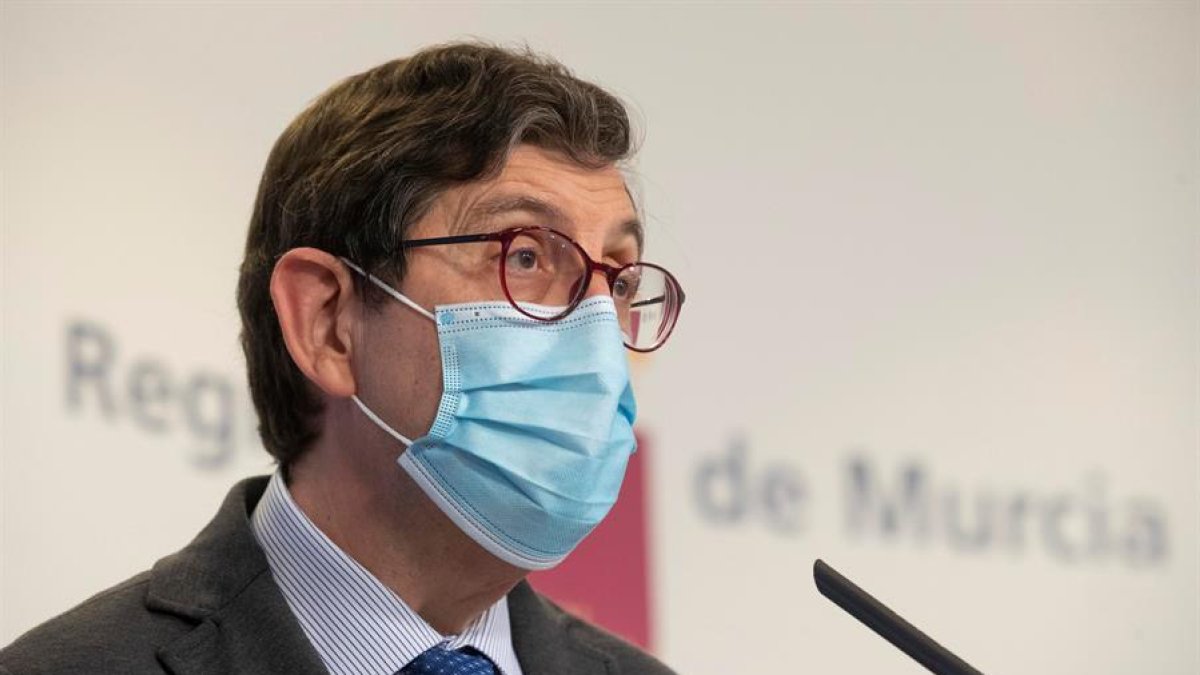 El consejero de Salud de la Comunidad de Murcia, Manuel Villegas, durante una rueda de prensa. EFE