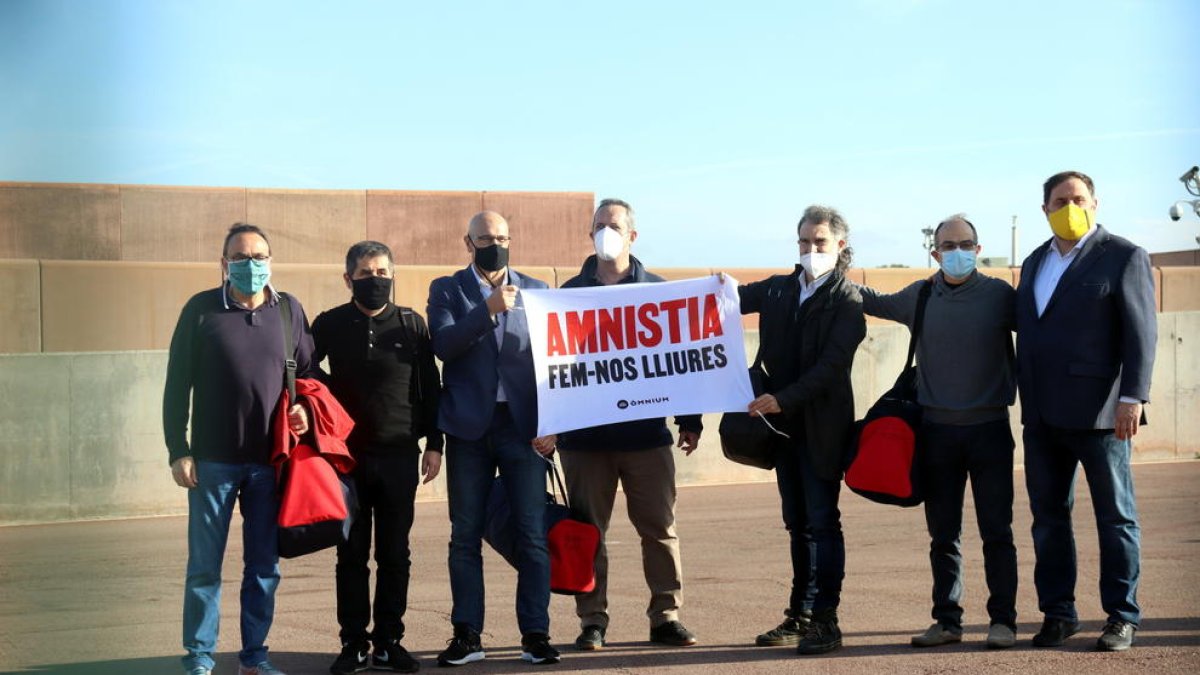 Els presos despleguen una pancarta a favor de l'amnistia just després de sortir de la presó amb el tercer grau.