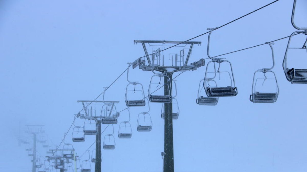 Pla de detall del telecadira de la zona de Bonaigua a l'estació d'esquí de Baqueira Beret