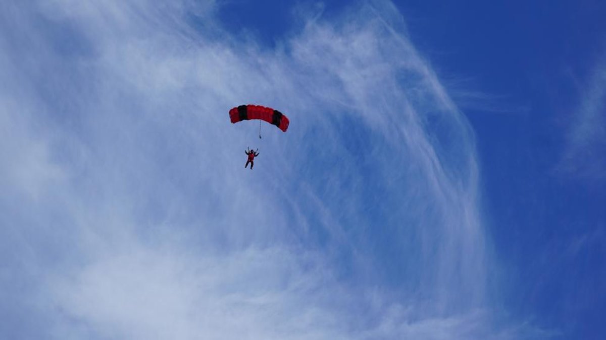 Imatge d'arxiu d'un paracaigudista a l'aire.