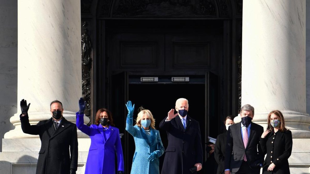 El presidente electo de los EE.UU. Joe Biden; su esposa Jill Biden, la vicepresidenta electa de los EE.UU. Kamala Harris y su marido, Douglas Emhoff.