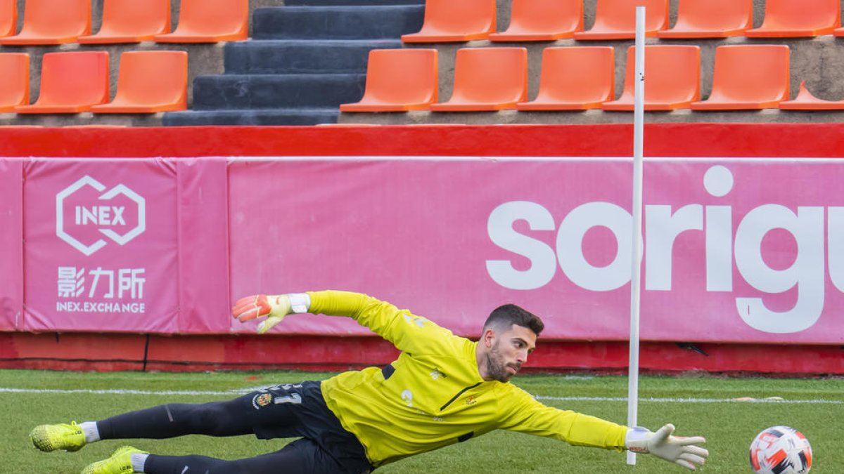 José Aurelio Suárez, realitzant una aturada durant el primer entrenament amb el Nàstic.