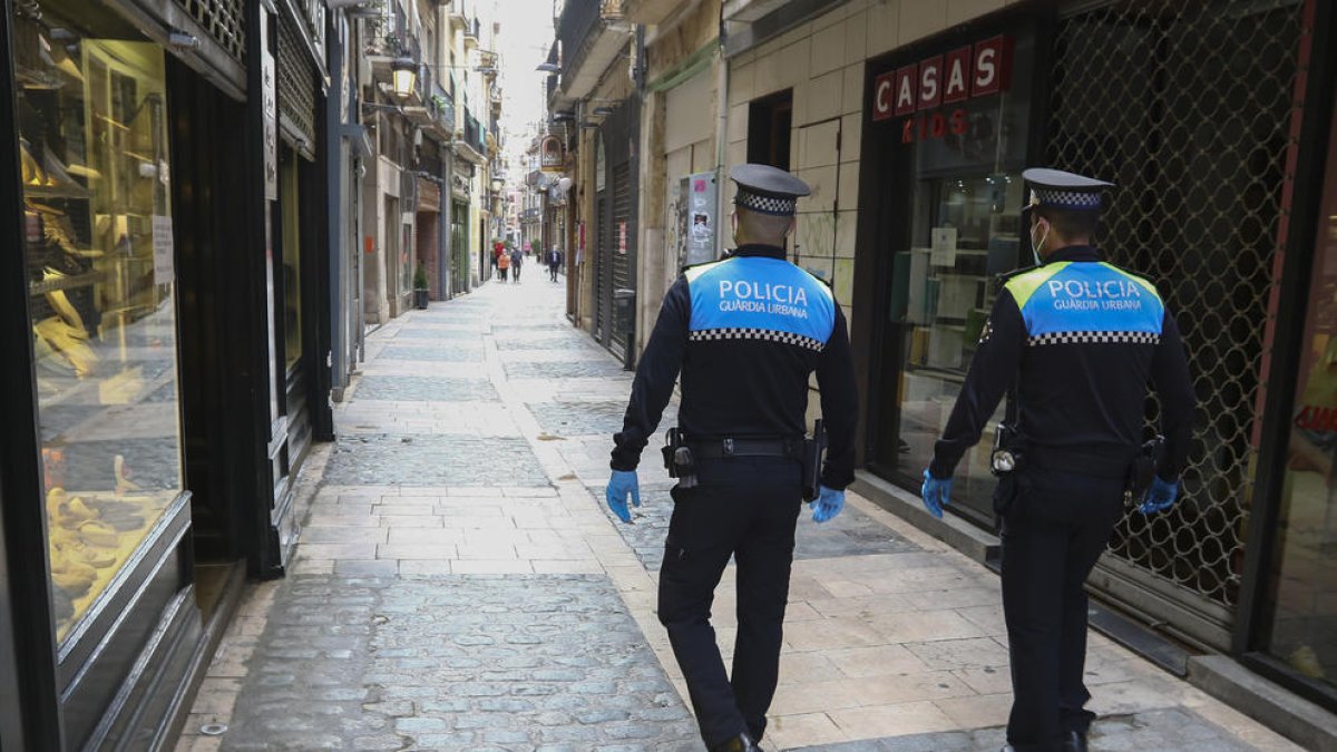 Una parella de la Guàrdia Urbana patrullant pel centre.