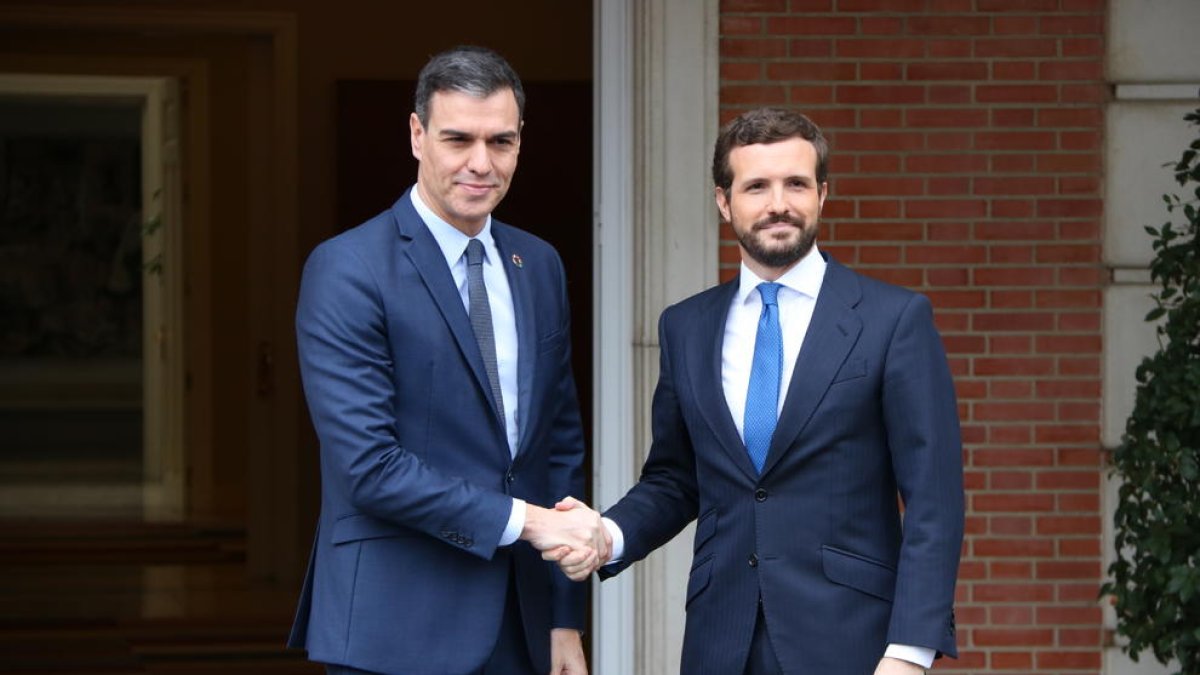 El president del govern espanyol, Pedro Sánchez, encaixant la mà amb el líder del PP, Pablo Casado, en una imatge d'arxiu.