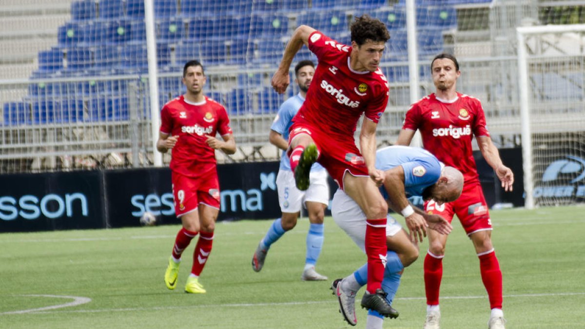 Fran Miranda, durante una jugada del Ibiza-Nàstic que sirvió para cerrar la temporada de los tarraconenses.