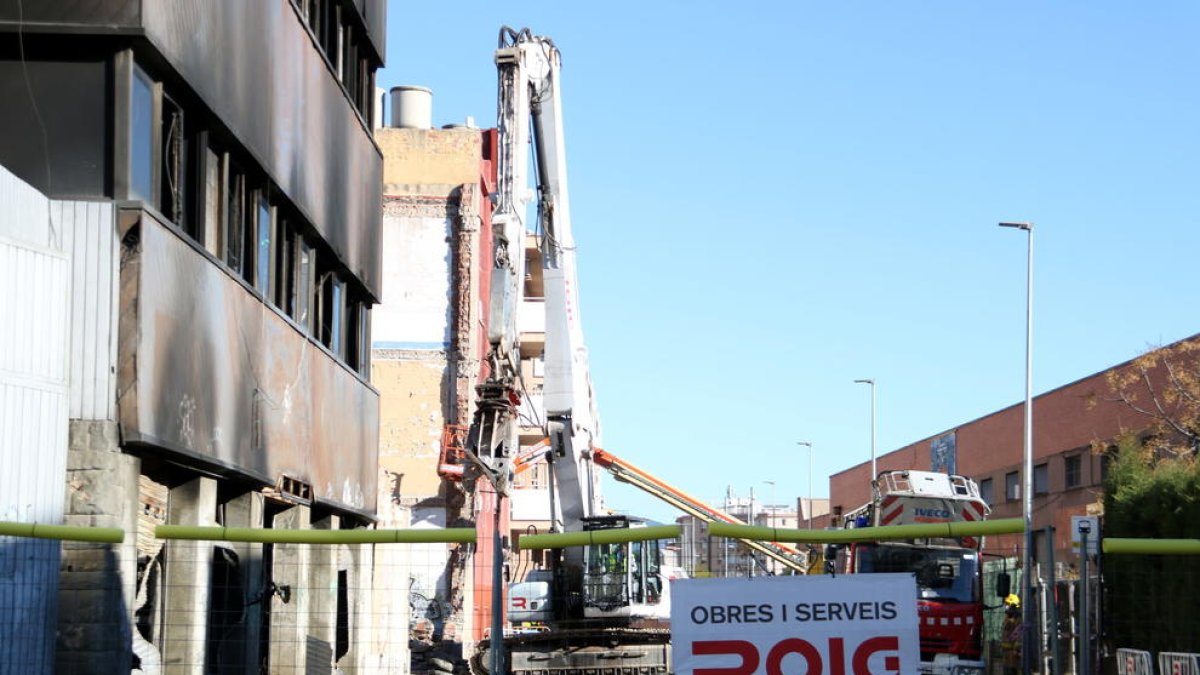 Comença l'enderroc de la nau cremada al barri del Gorg de Badalona