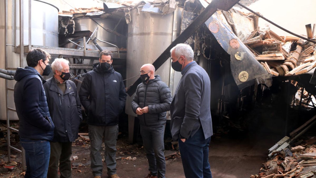 Los propietarios de la bodega, el director del Incavi, el delegado del Gobierno en el Camp de Tarragona y el director de los servicios territoriales de Agricultura en Tarragona.