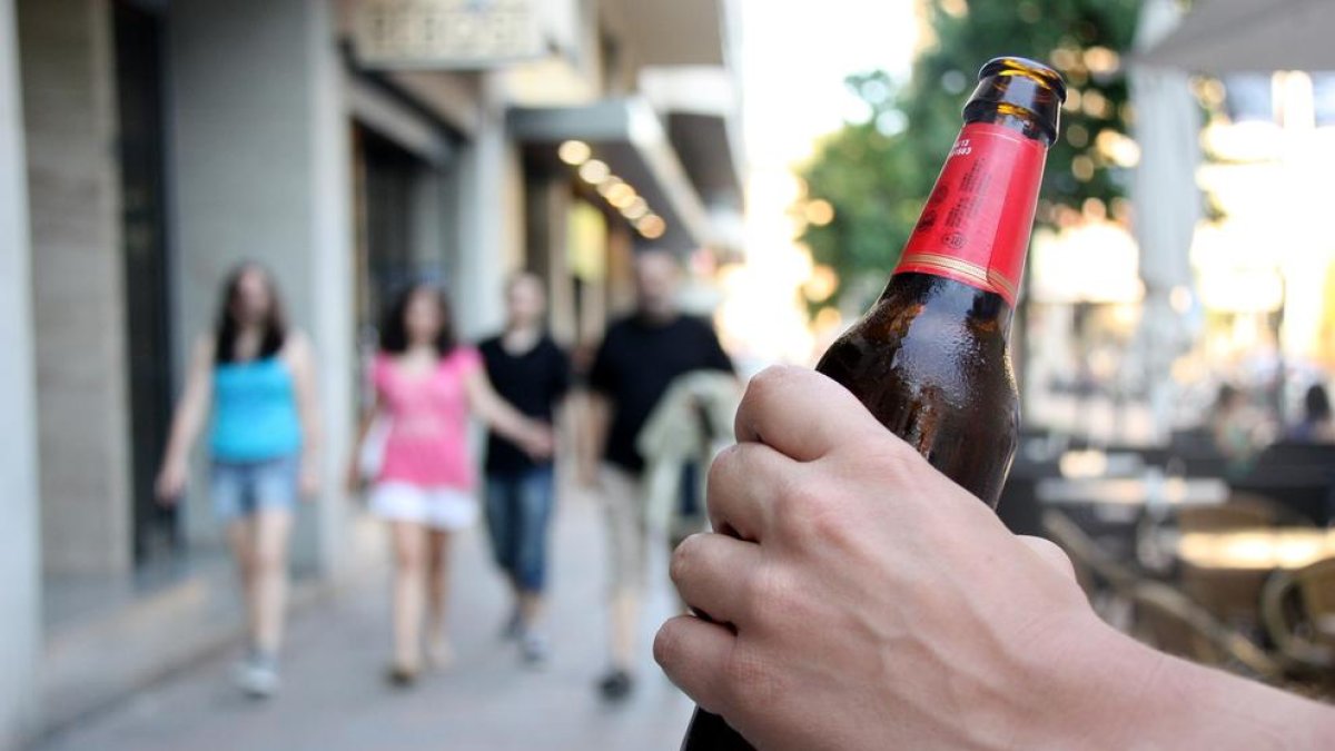 Los españoles beben casi 5 litros de cerveza a la semana de media.