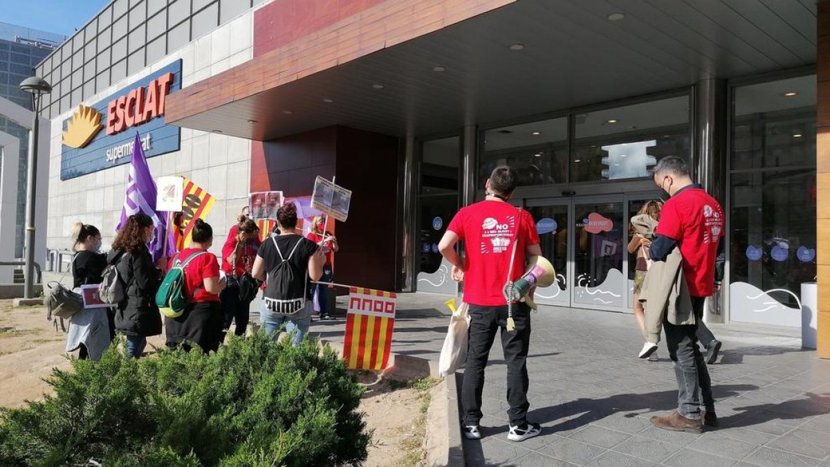 Trabajadores de la compañía sueca delante de la puerta del Parc Central de Tarragona.