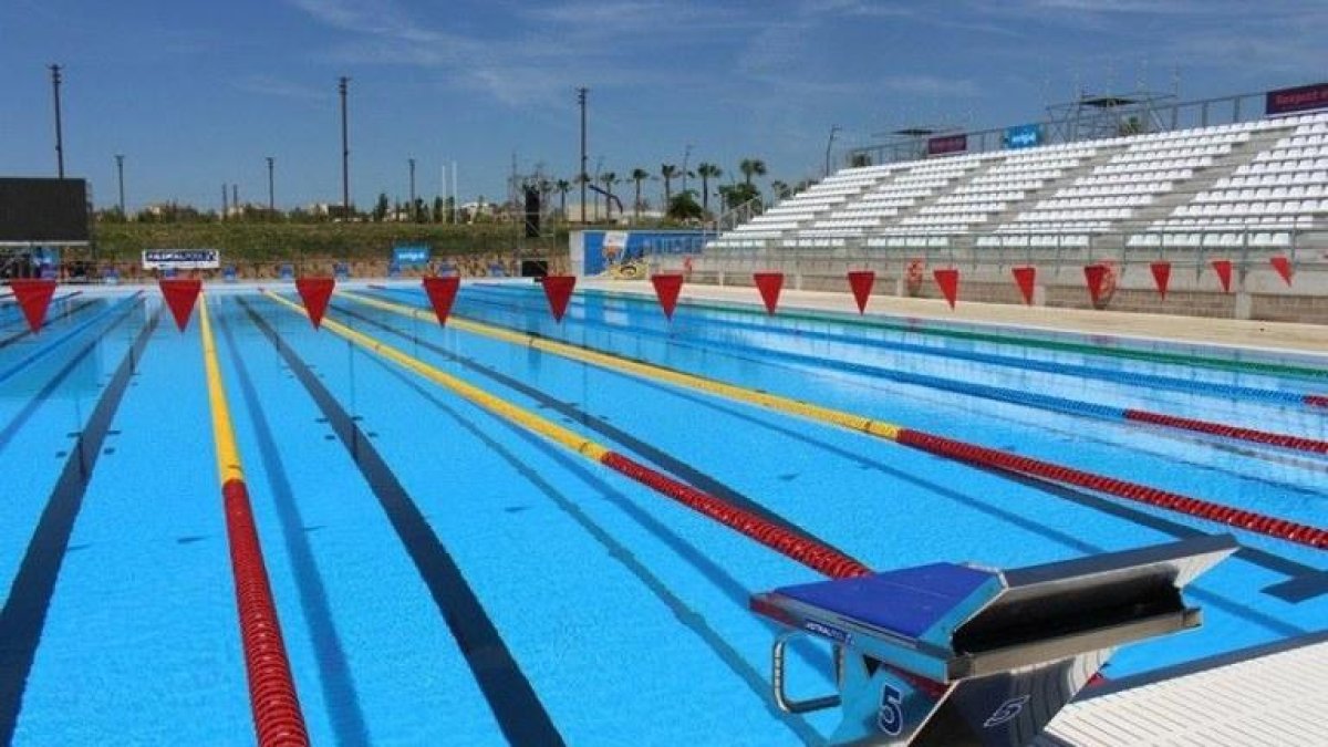 La piscina hace de 50 metros de largo y tiene diez carriles.