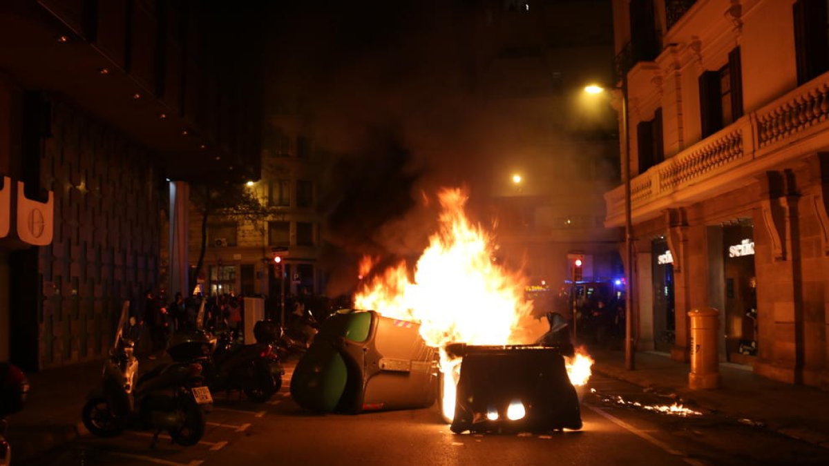 Cremen contenidors durant la protesta proHasel a Barcelona.