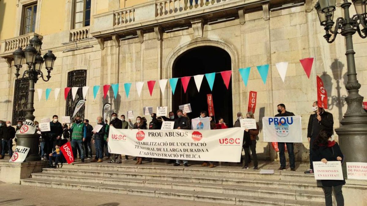 Els treballadors durant la protesta a la plaça de la Font.