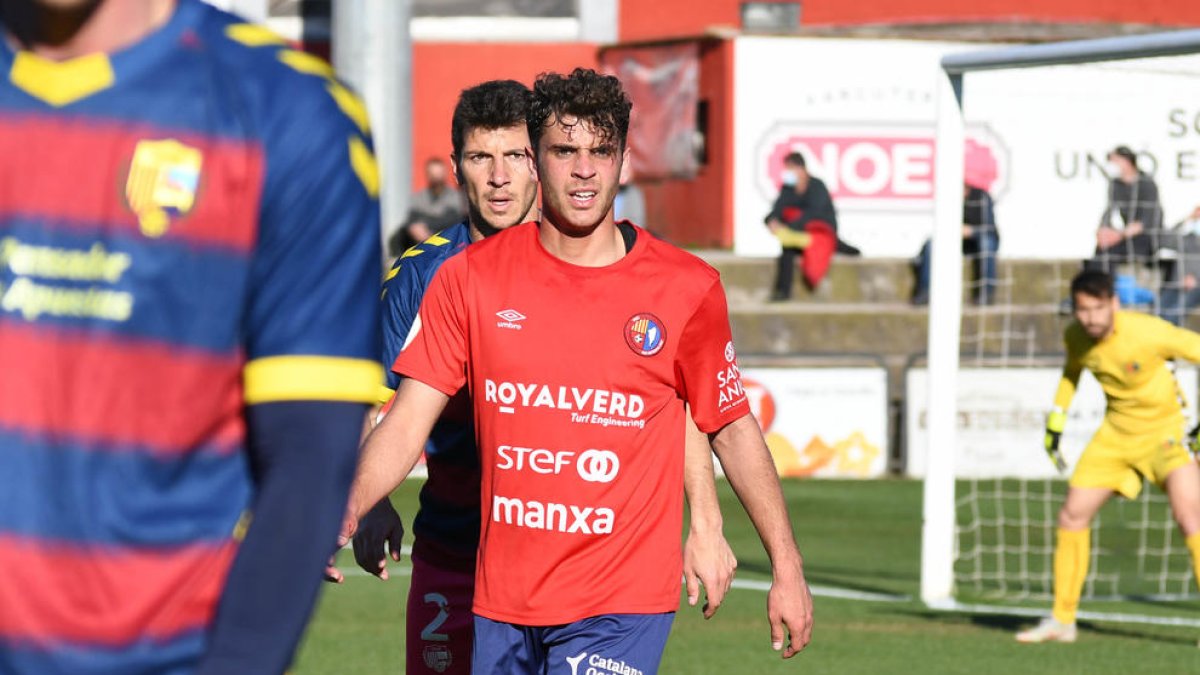 Pol Prats, durant l'Olot-Llagostera de la present temporada, duel en el qual l'ebrenc va jugar gairebé tot el partit.