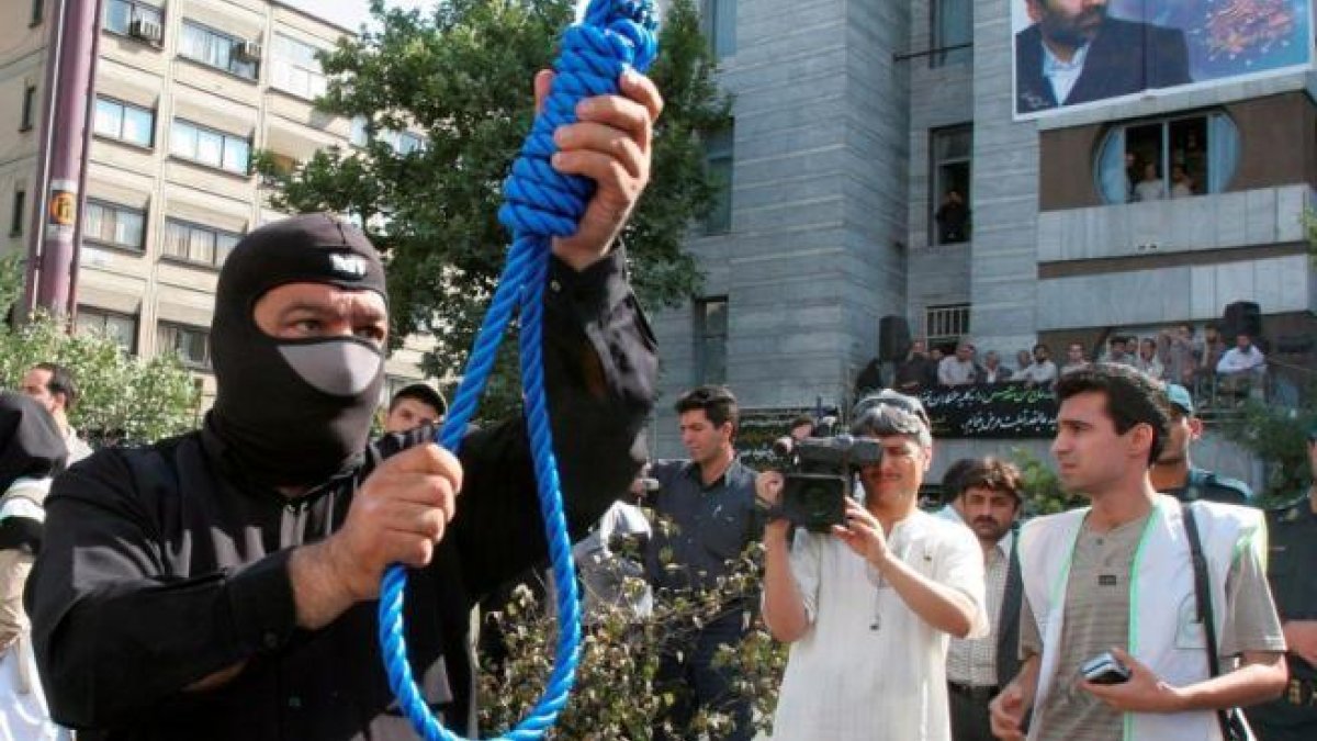 Un policía iraní preparando una ejecución pública en una imagen de archivo.