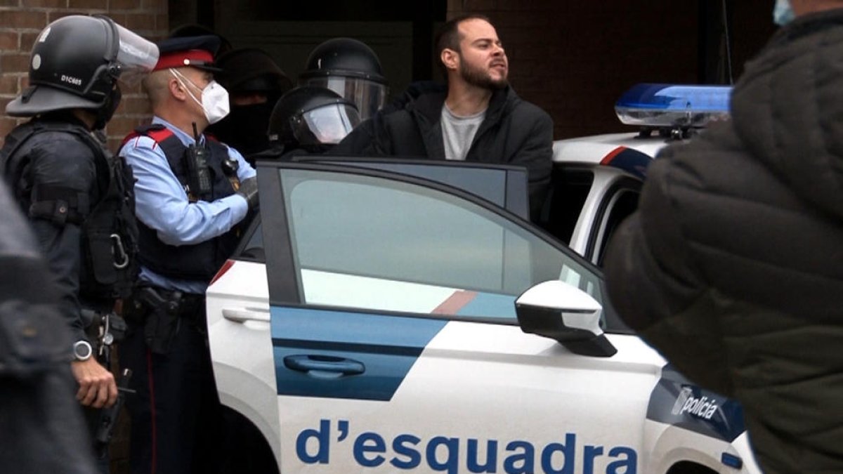 Moment en què els Mossos d'Esquadra s'emporten detingut el raper Pablo Hasel.