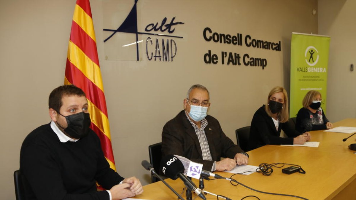 Robert Figueras, conseller d'Ocupació del Consell Comarcal, amb el president Mateu Montserrat, l'alcaldessa de Valls, Dolors Farré, i la regidora Rosa M. Rovira.