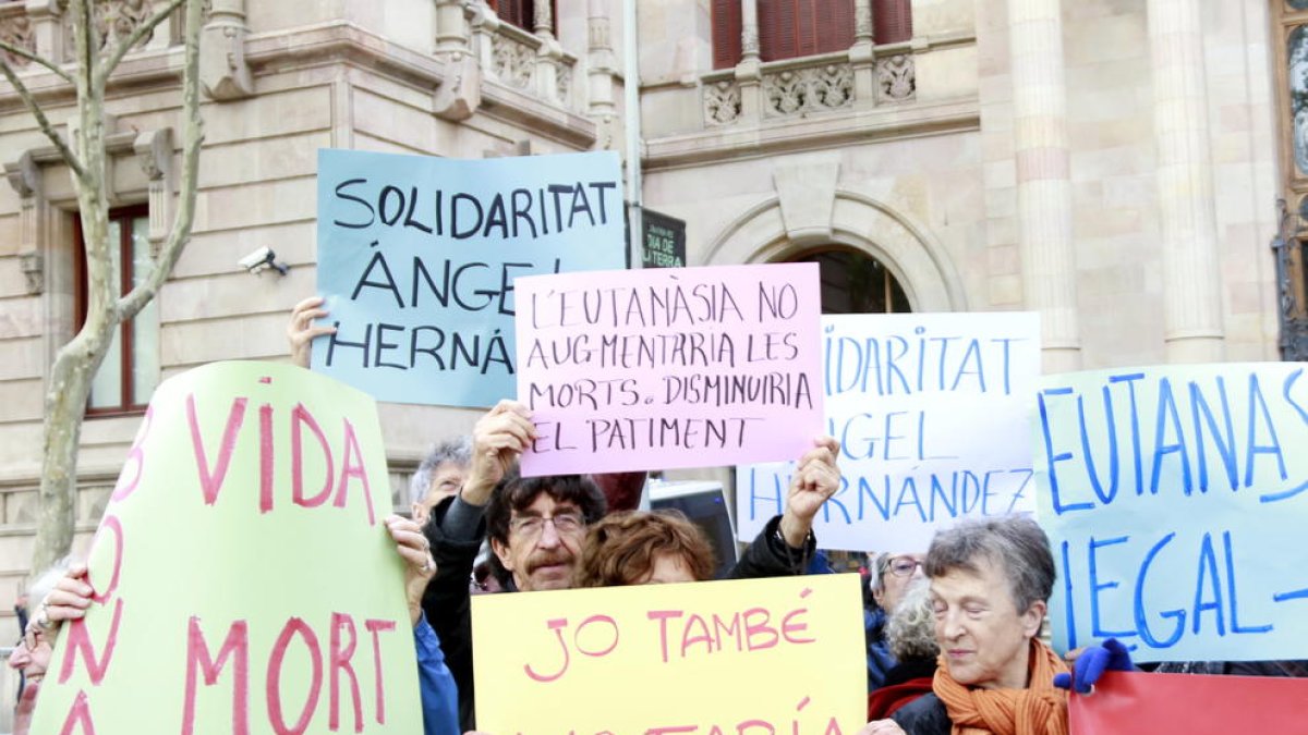 Persones concentrades per demanar que es legalitzi l'eutanàsia davant el Palau de Justícia.