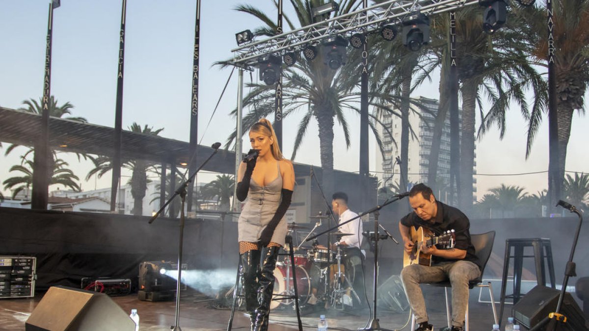 El concierto de Ana Mía, ayer, en el escenario montado en el paseo de Jaume I.