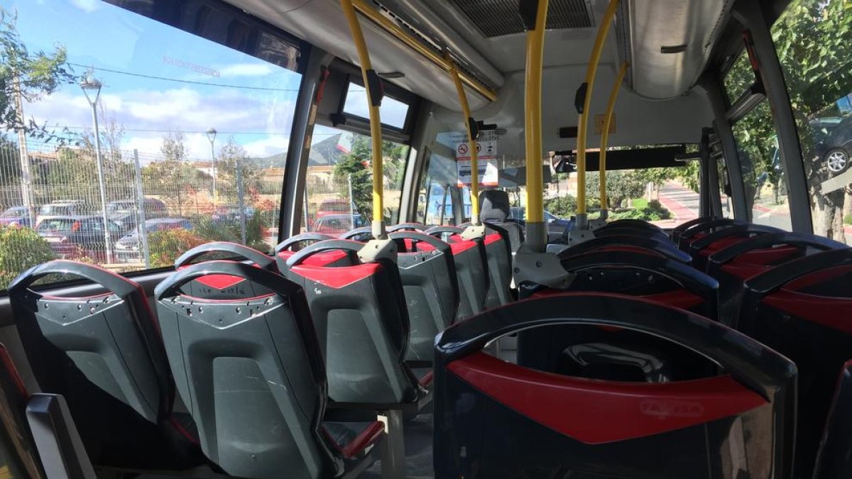 Interior d'un autobús.