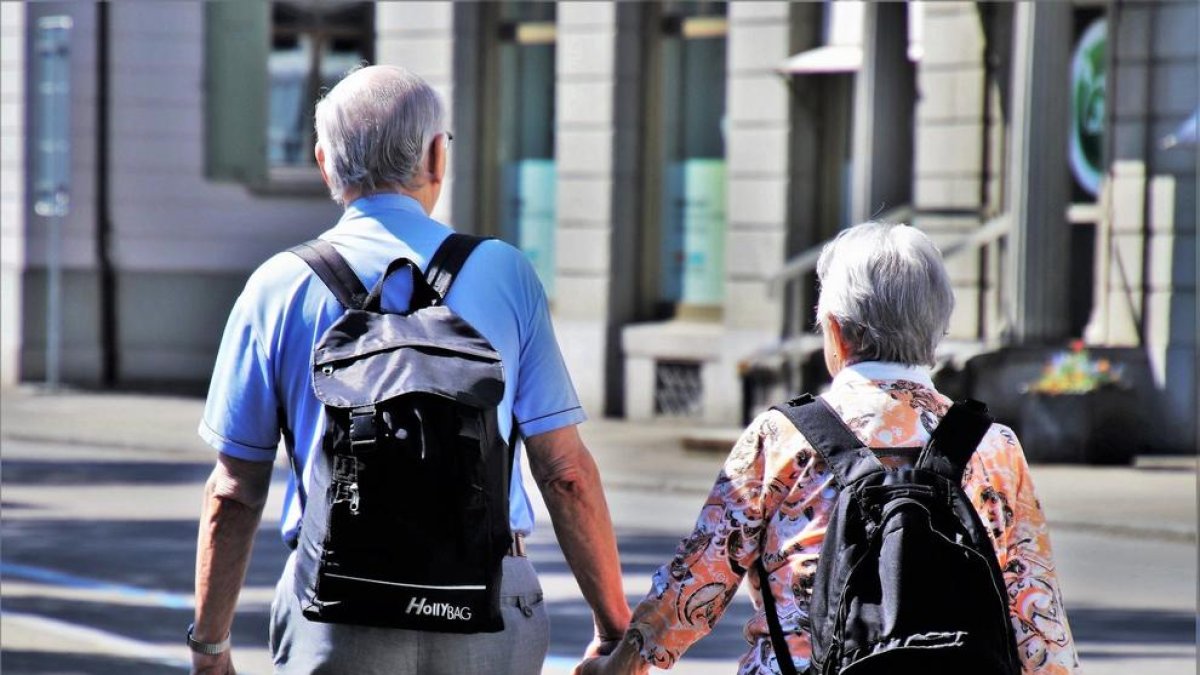 Una parella de persones grans passejant.