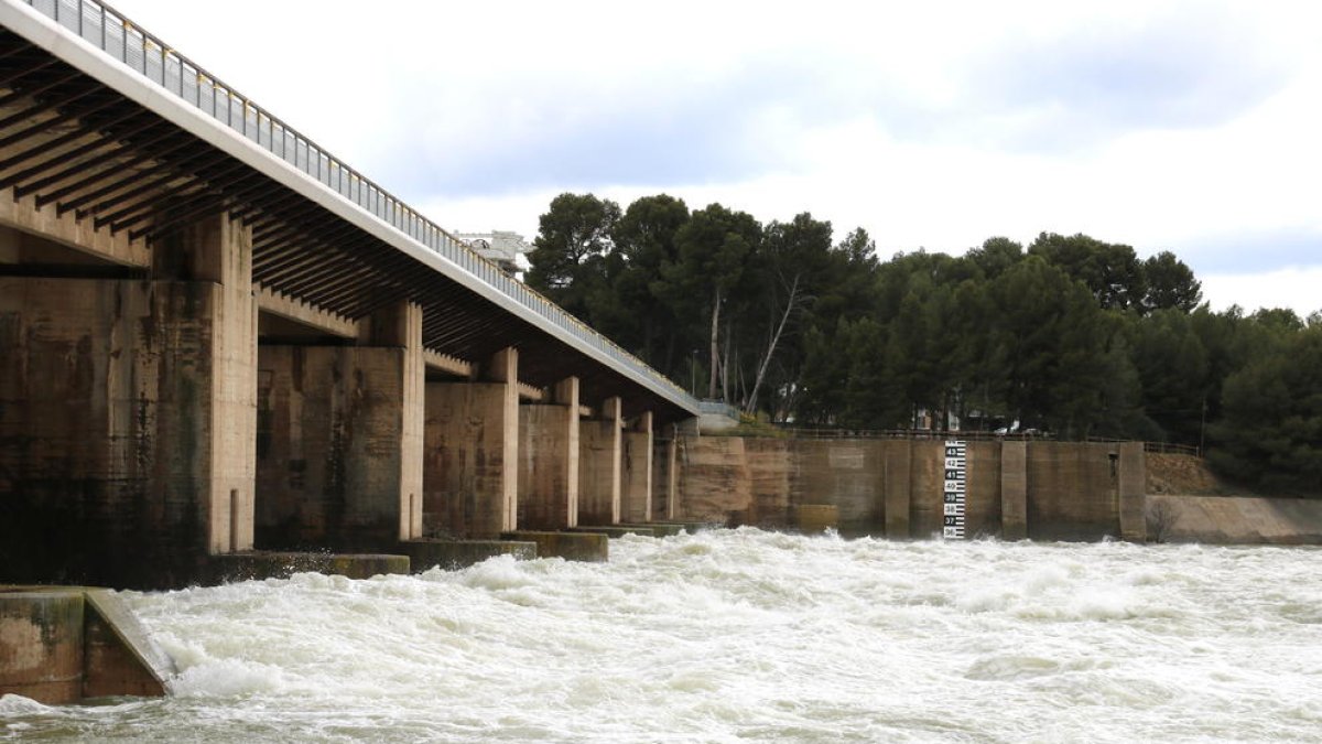 Plano general de las compuertas desembalsando el agua del Ebro en el pantano de Flix.