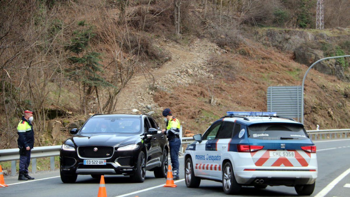 Un control de movilidad de los Mossos d'Esquadra en la N-230 en el Arán.