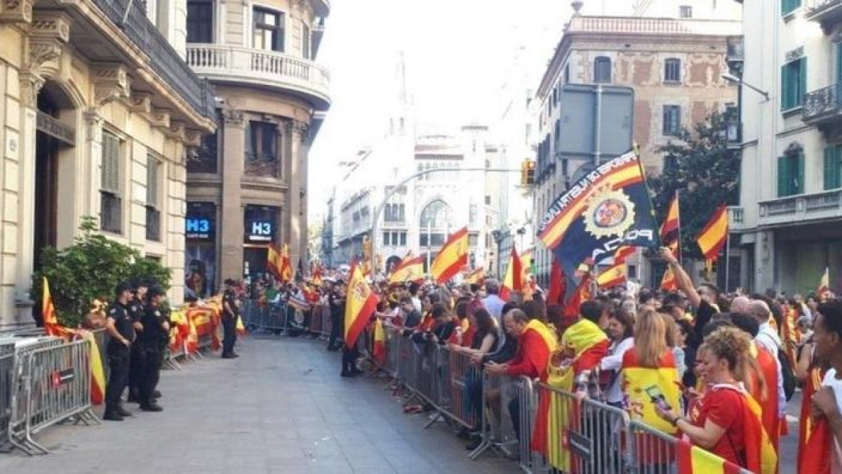 Manifestació de suport a la Pollicia Nacional davant la comissaria.