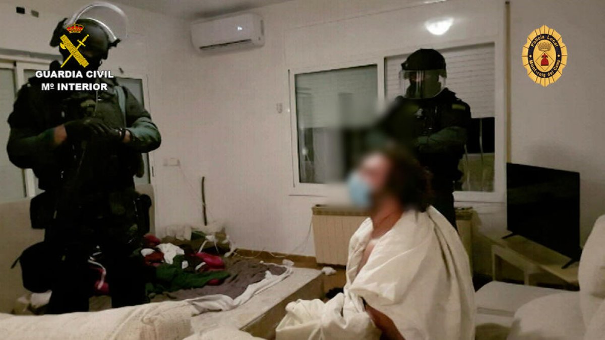 Imagen del hombre durante la entrada en el chalet.