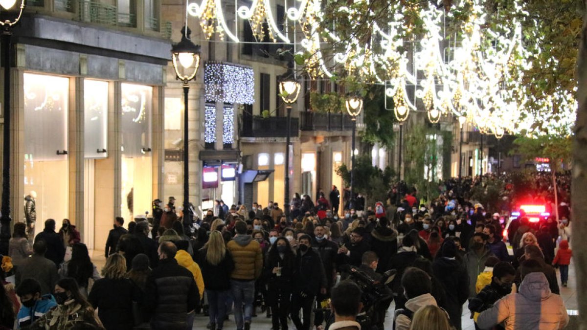 El Portal del Ángel de Barcelona, lleno de gente haciendo compras en plena campaña de Navidad.