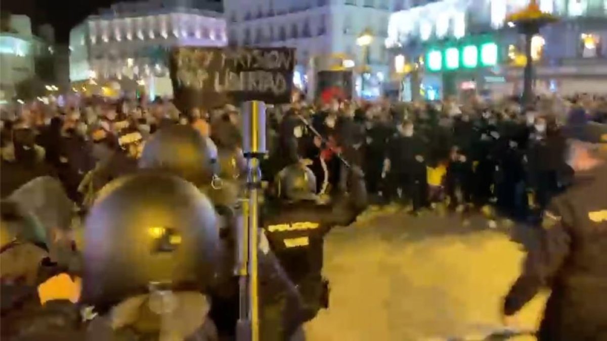 Captura d'imatge de càrregues policials a la plaça del Sol de Madrid.