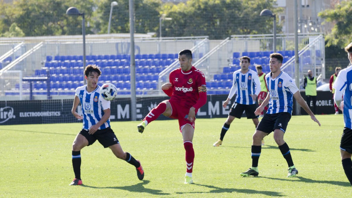 Gerard Oliva, durant el partit d'anada contra l'Espanyol B, que es va solucionar amb empat (1-1) a l'electrònic.