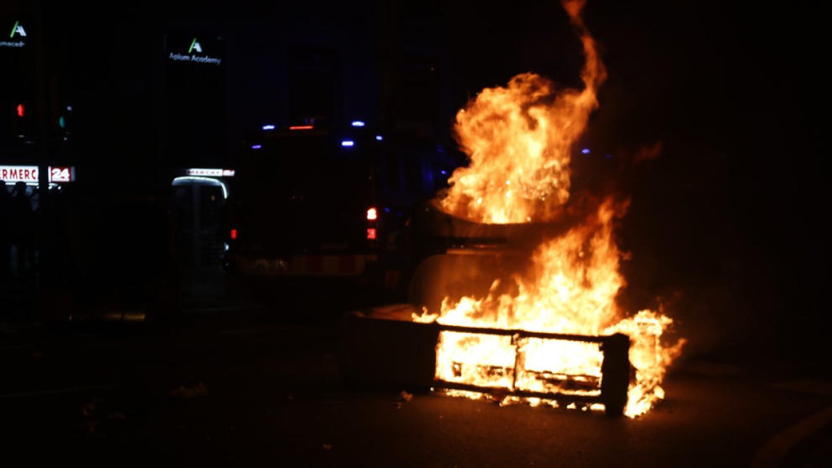 Objetos quemando durante la protesta.