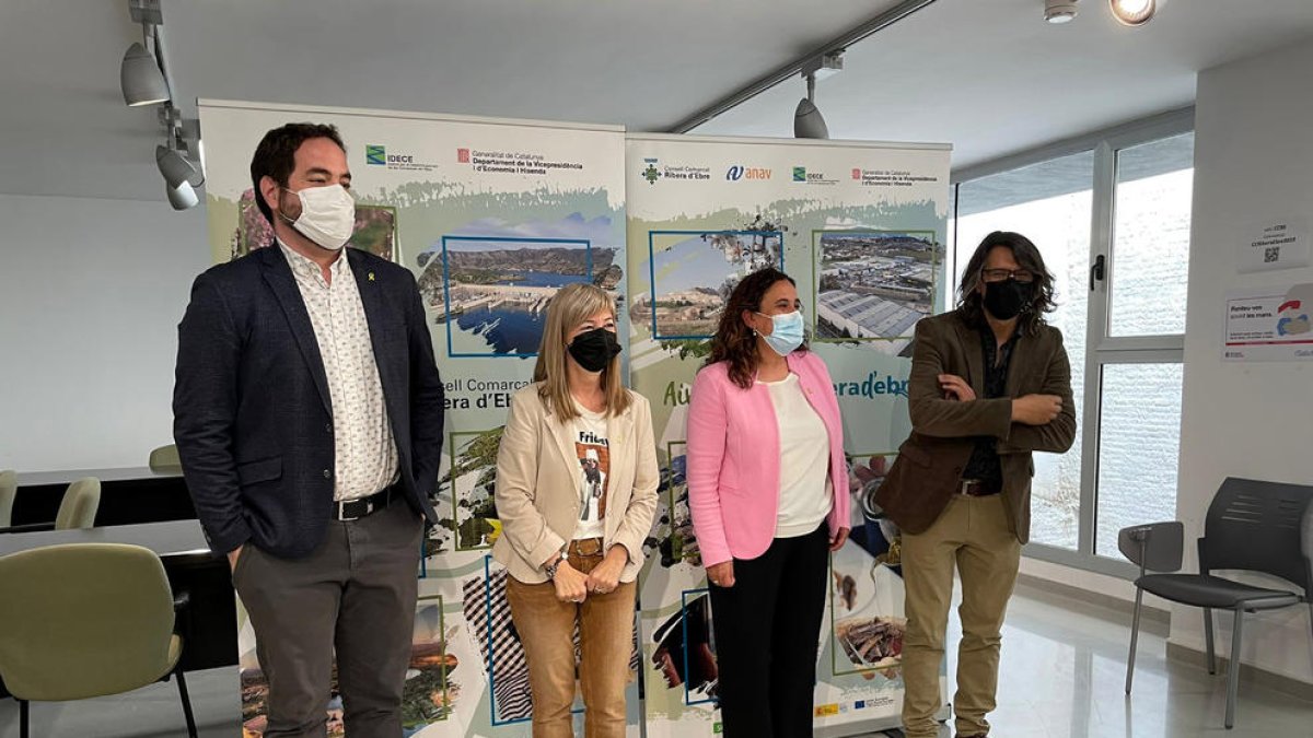 El director general de Transports i Mobilitat, David Saldoni, la directora de Territori en el Ebre, Lídia Pino, y la presidenta del Consell Comarcal de la Ribera d'Ebre, Gemma Carim.