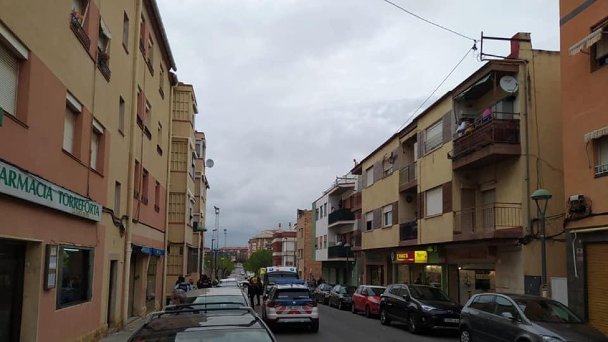 Imagen del SEM y los Mossos d'Esquadra en la calle Falset.