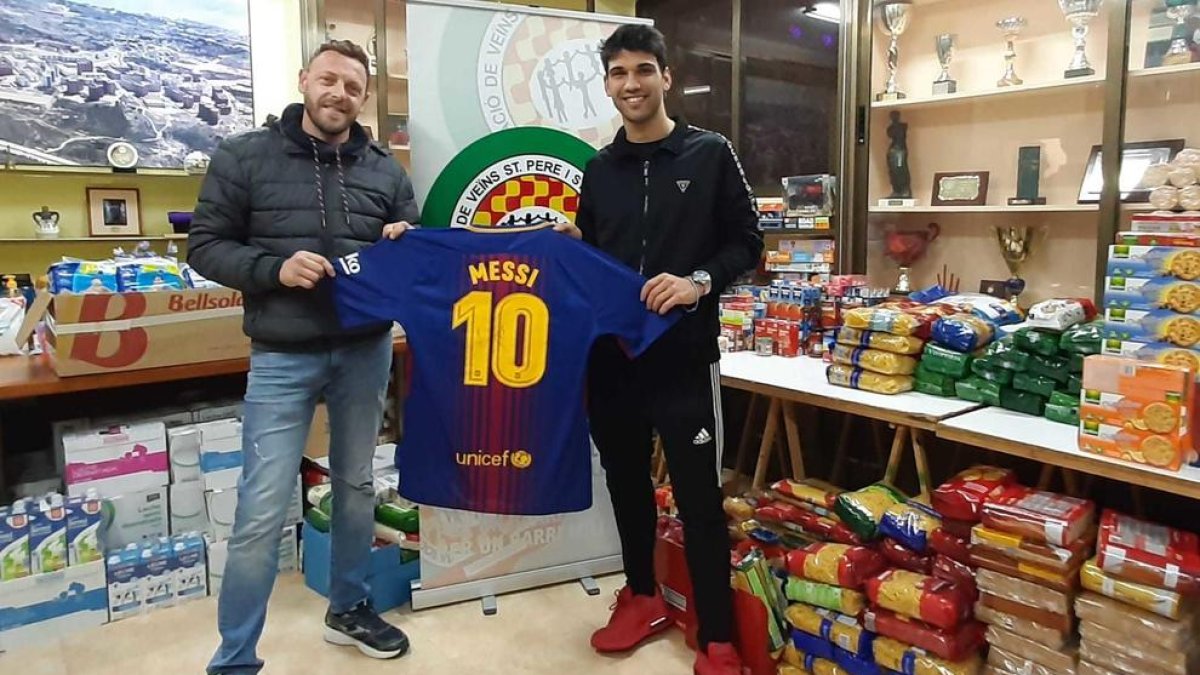 El presidente de la asociación, Luis Trinidad, y Dídac Gómez, con la camiseta entregada por Messi