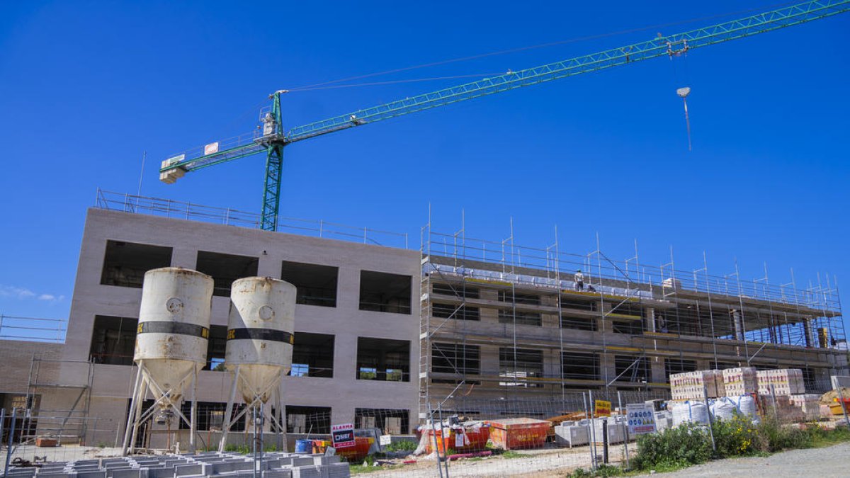 Imatge de l'estat de la construcció del nou centre educatiu de la Generalitat al barri de Llevant.